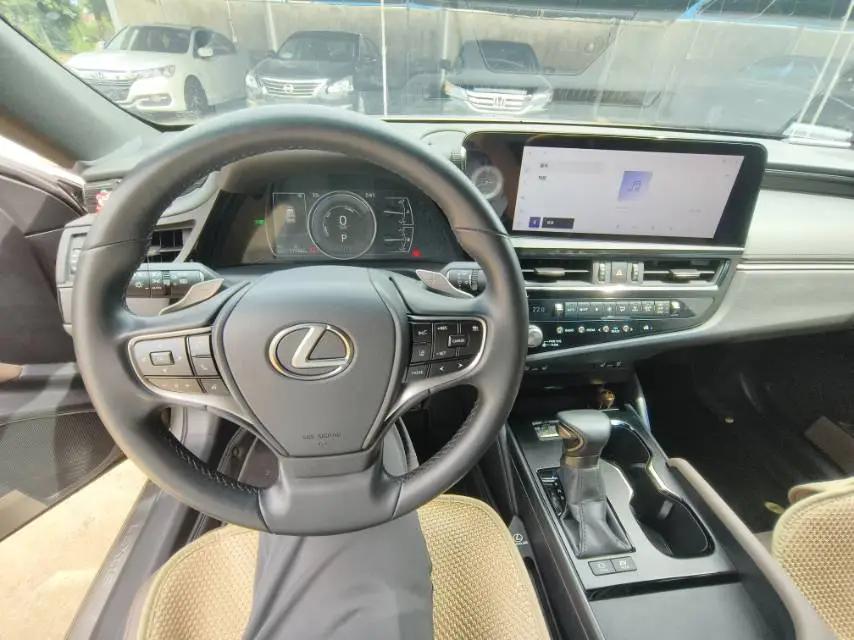 Lexus ES 2022 300h Premium Edition 6
