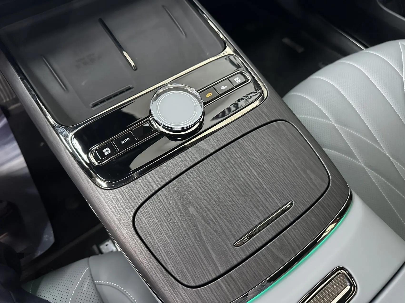Geely Galaxy 2025 Model E8 700km Long-Range Intelligent Driving Version Automatic 8