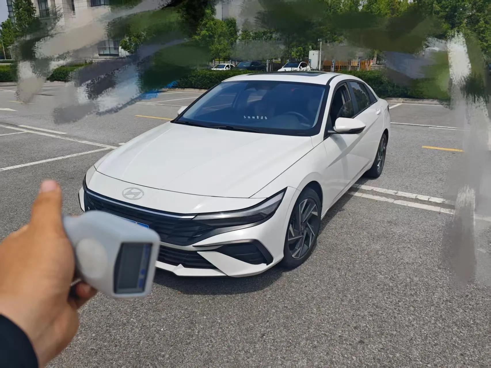 Elantra 2023 1.5L CVT LUX Premium Edition