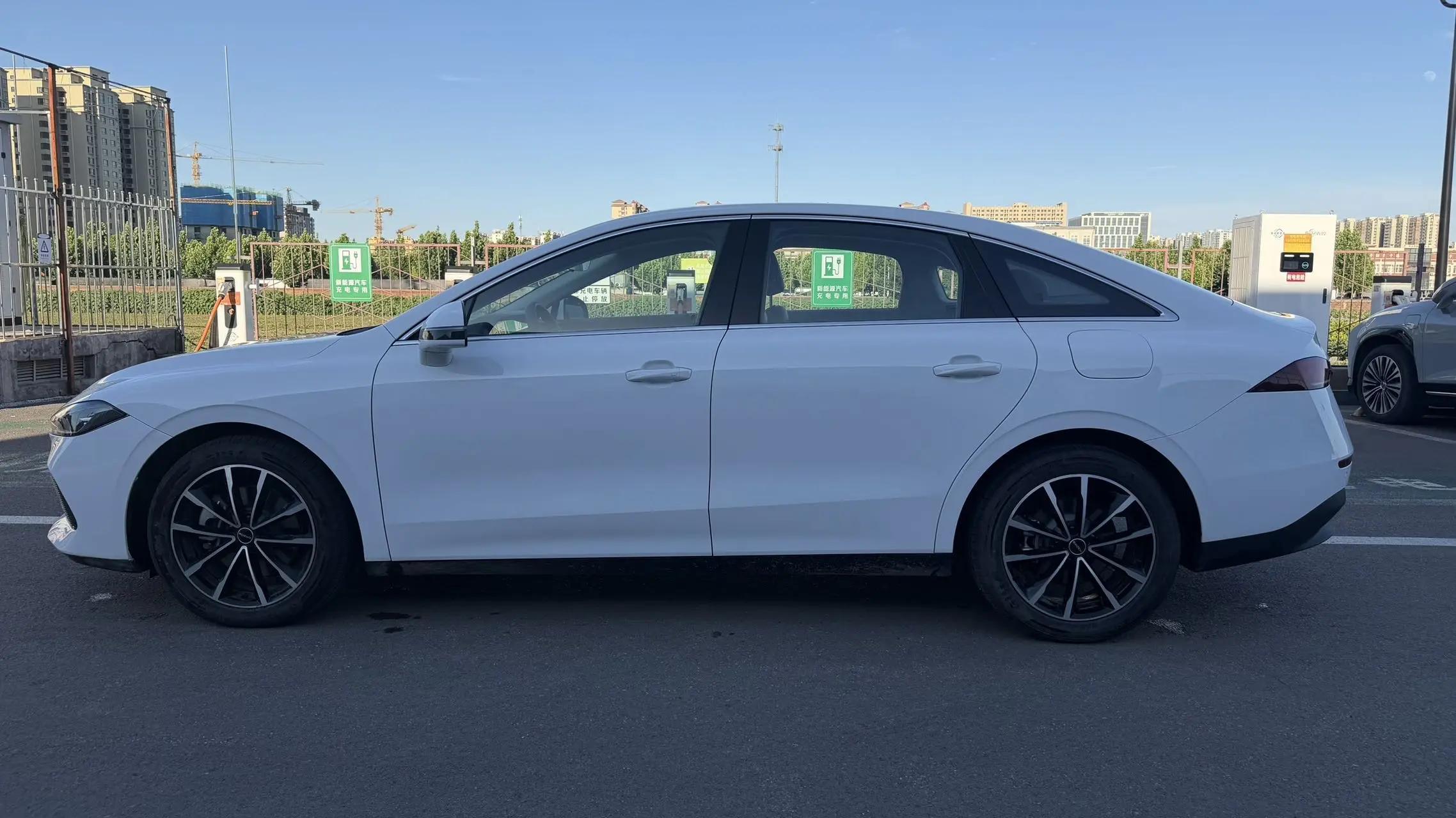 Roewe 2025 D7 DMH 1.5 World Championship Edition Automatic Gear 4