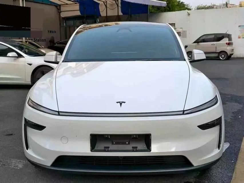 Tesla 2026 Model Y Rear-Wheel Drive Automatic 2