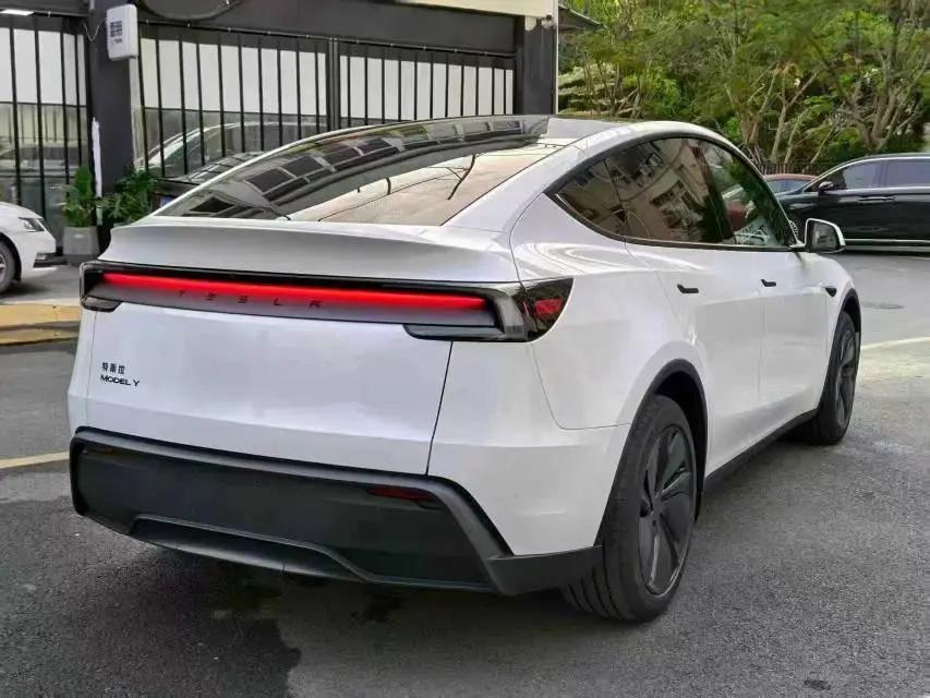 Tesla 2026 Model Y Rear-Wheel Drive Automatic 5