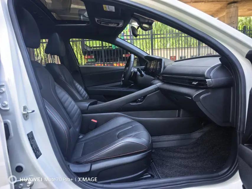 Elantra 2022 240TGDi DCT LUX Prestige Edition 10