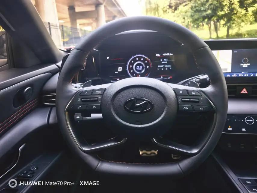 Elantra 2022 240TGDi DCT LUX Prestige Edition 17