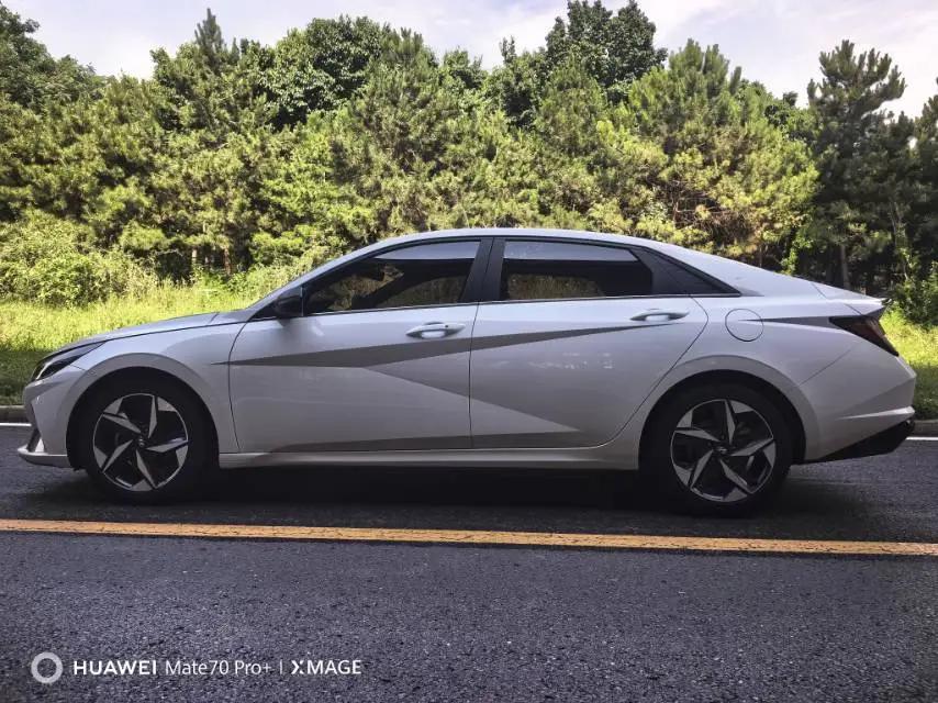 Elantra 2022 240TGDi DCT LUX Prestige Edition 3