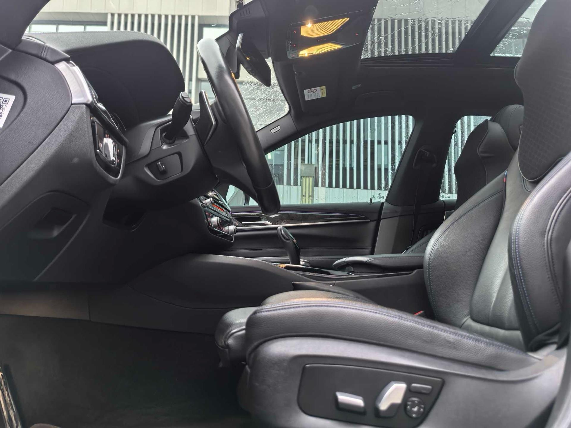 BMW 6 GT 2020 630i M sports suit 11
