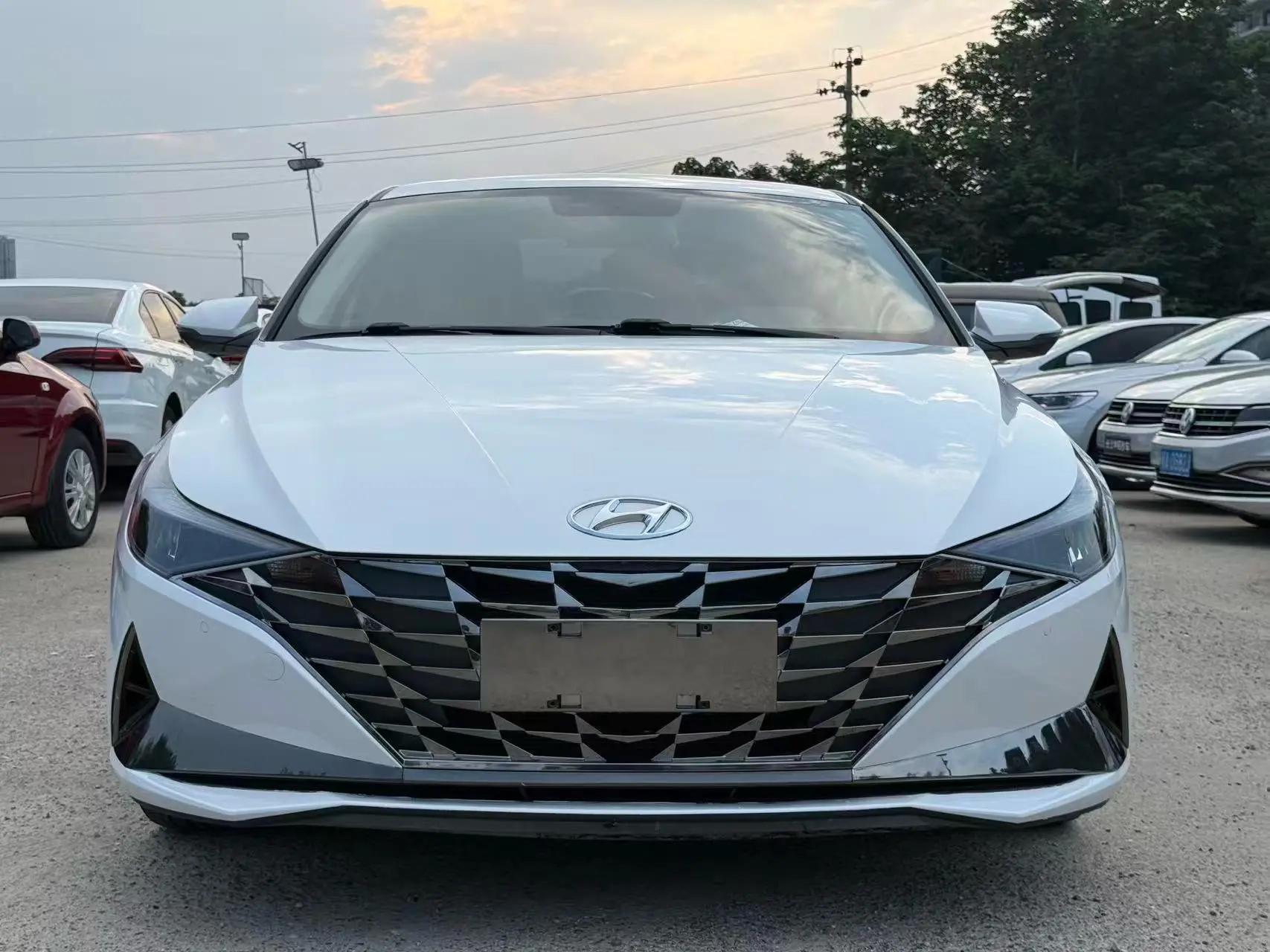 Elantra 2022 1.5L CVT Luxury Edition 3