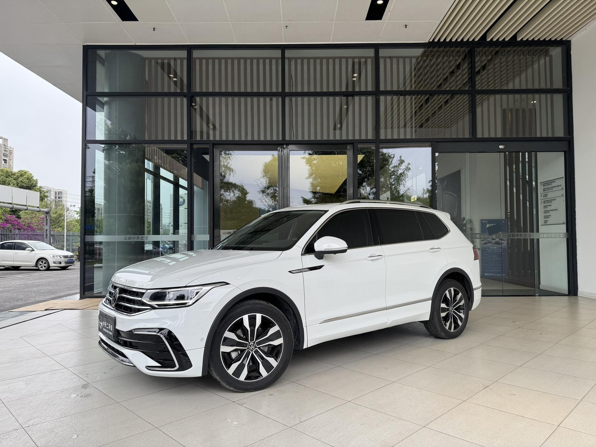 Volkswagen 2024 Tiguan L R-Line 2.0TSI 330TSI Two-Drive R-Line Overdrive Automatic Gear