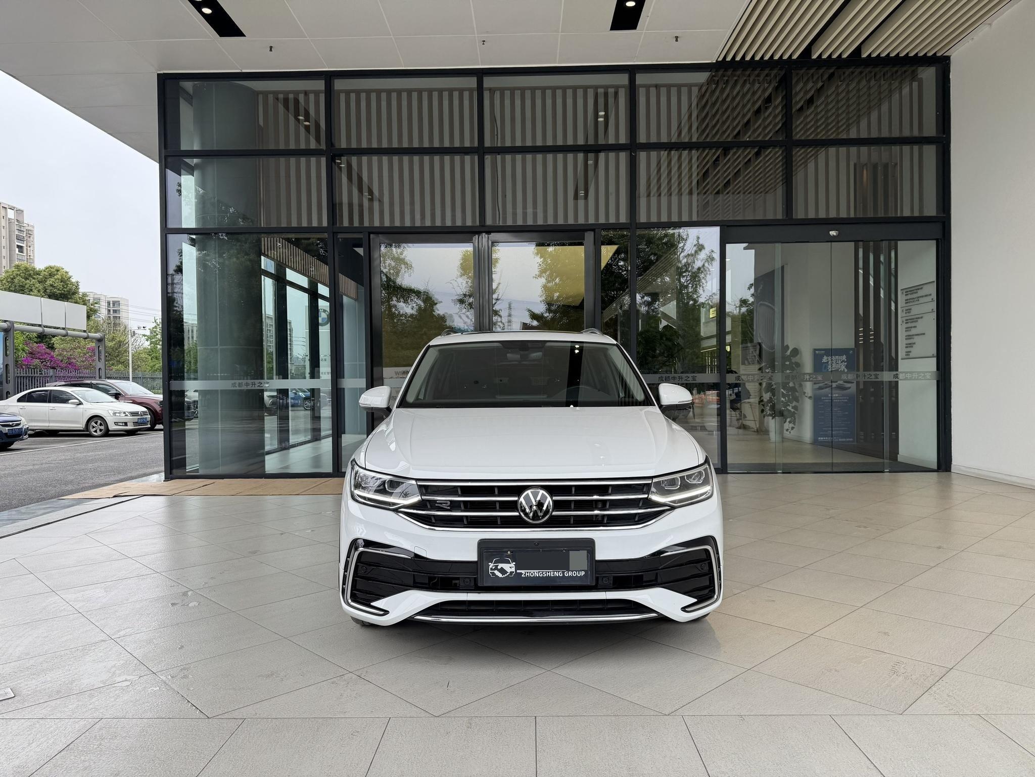 Volkswagen 2024 Tiguan L R-Line 2.0TSI 330TSI Two-Drive R-Line Overdrive Automatic Gear 2