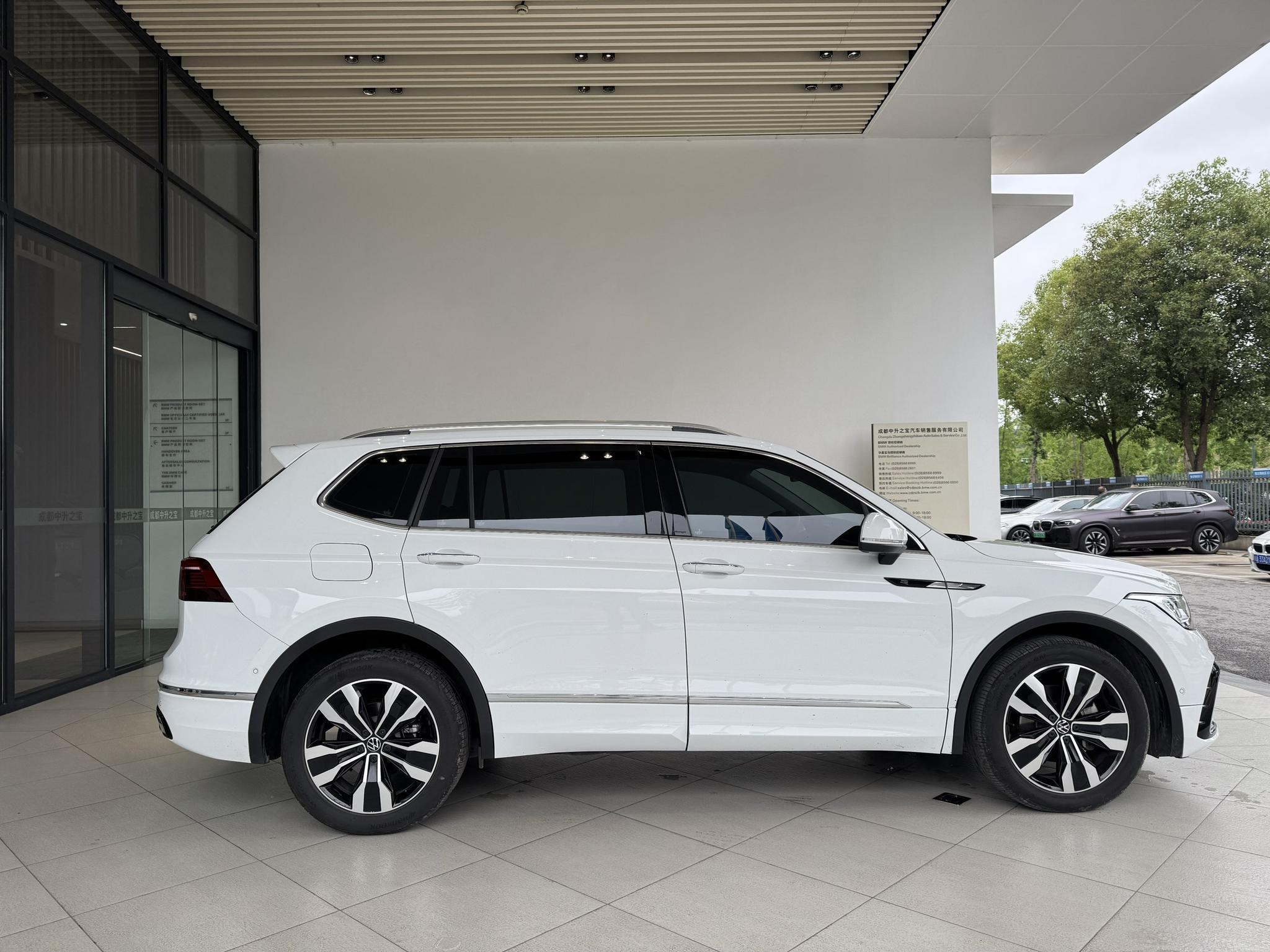 Volkswagen 2024 Tiguan L R-Line 2.0TSI 330TSI Two-Drive R-Line Overdrive Automatic Gear 3