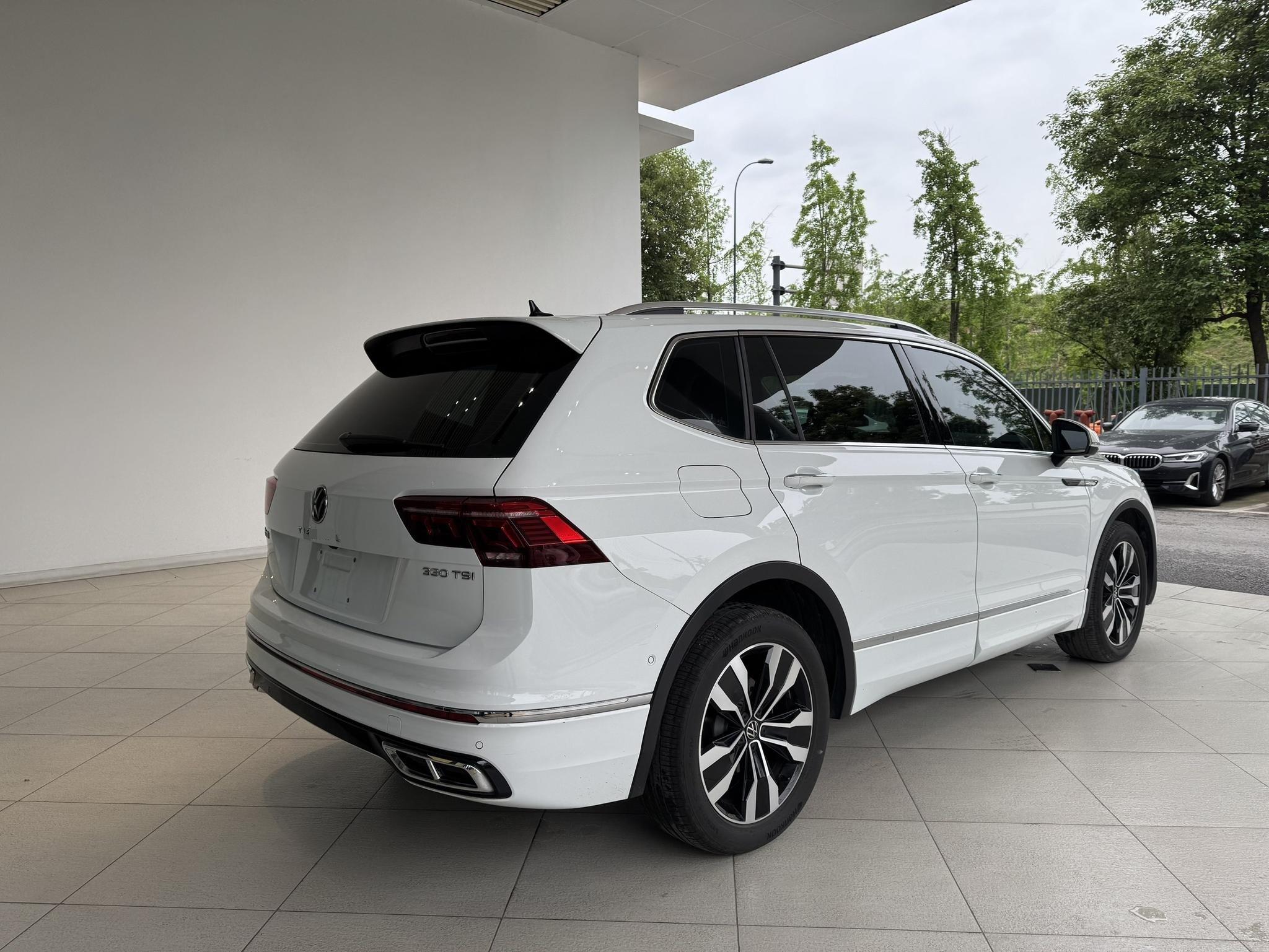 Volkswagen 2024 Tiguan L R-Line 2.0TSI 330TSI Two-Drive R-Line Overdrive Automatic Gear 4