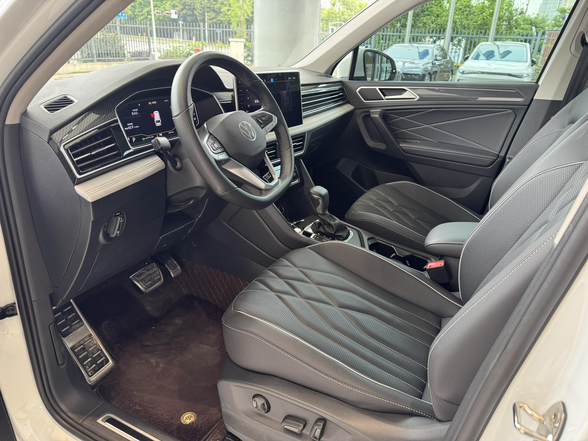 Volkswagen 2024 Tiguan L R-Line 2.0TSI 330TSI Two-Drive R-Line Overdrive Automatic Gear 5