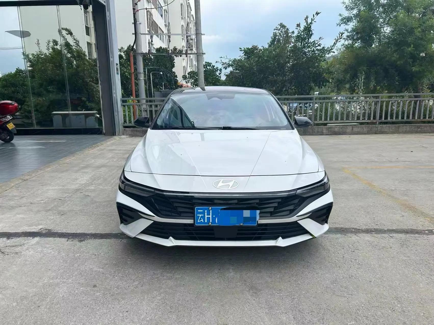 Elantra 2023 1.5L CVT LUX Prestige Edition 3