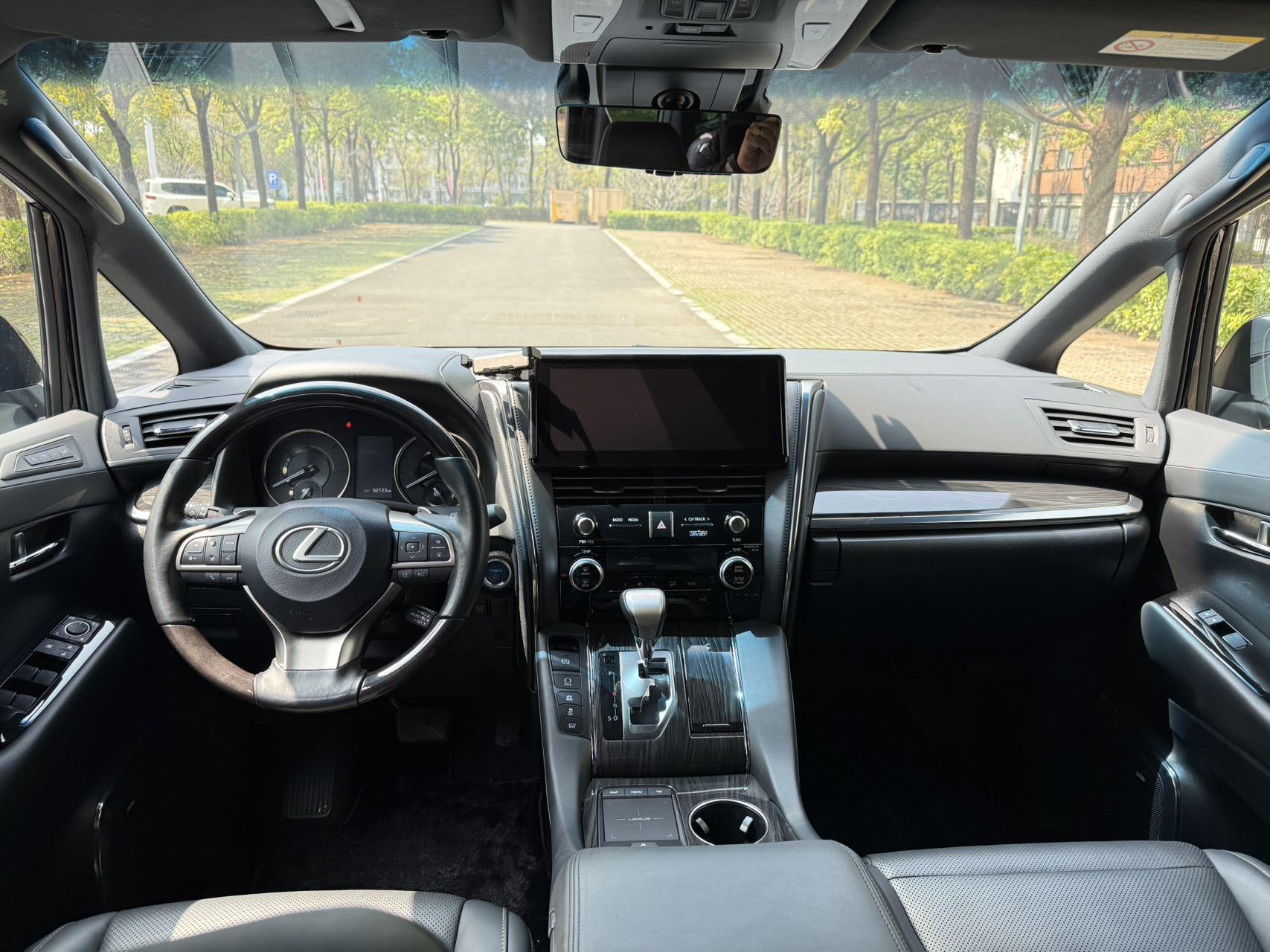 Lexus LM 2020 300h Seven-seat Junya Edition 10