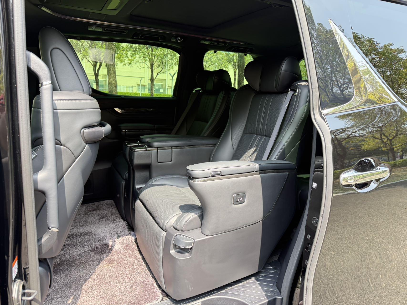 Lexus LM 2020 300h Seven-seat Junya Edition 9