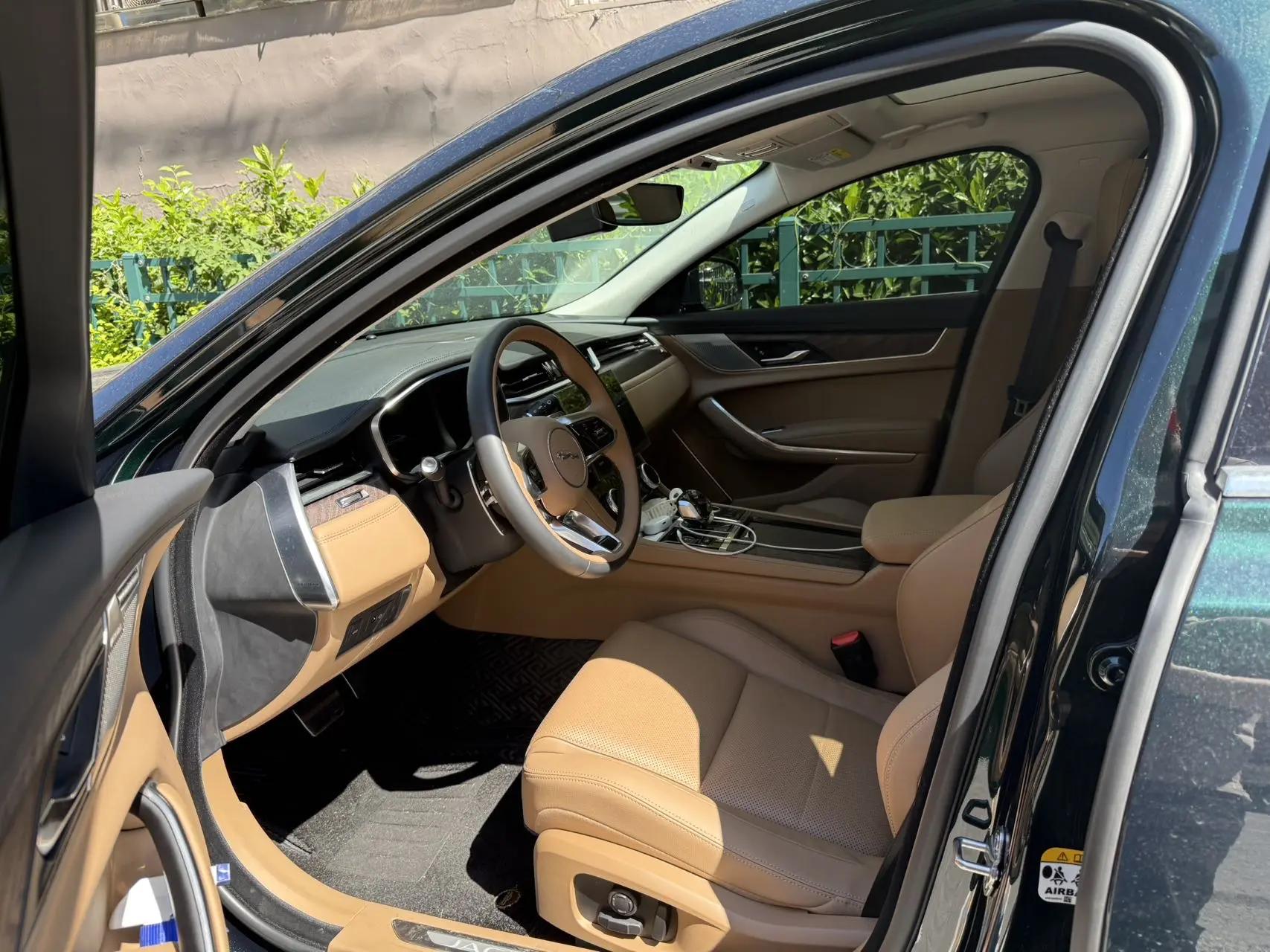 Jaguar 2025 XFL 2.0T P 12500.00g Drive Enjoy Deluxe Edition Automatic Gear 3