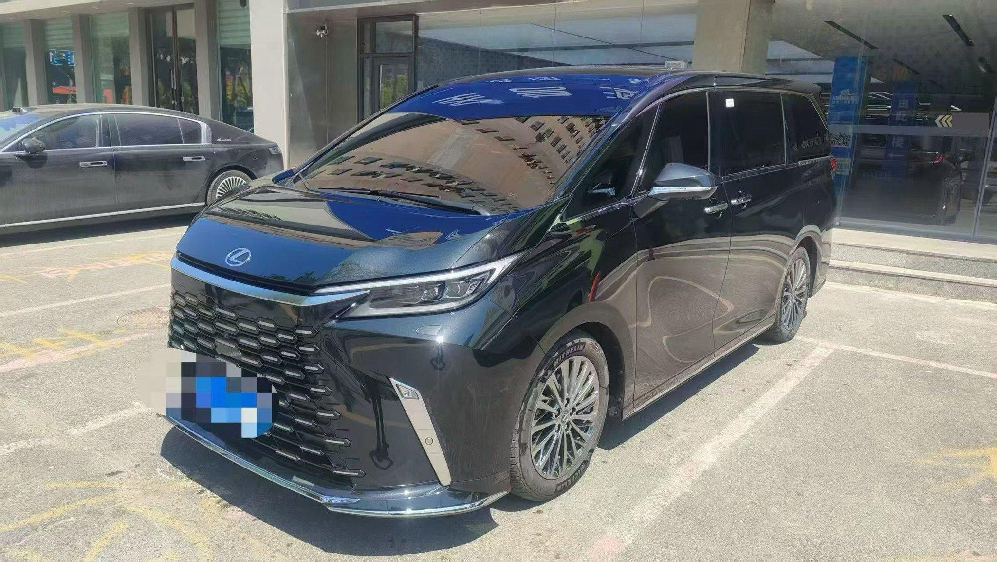 Lexus LM 2023 500h six-seat revered version