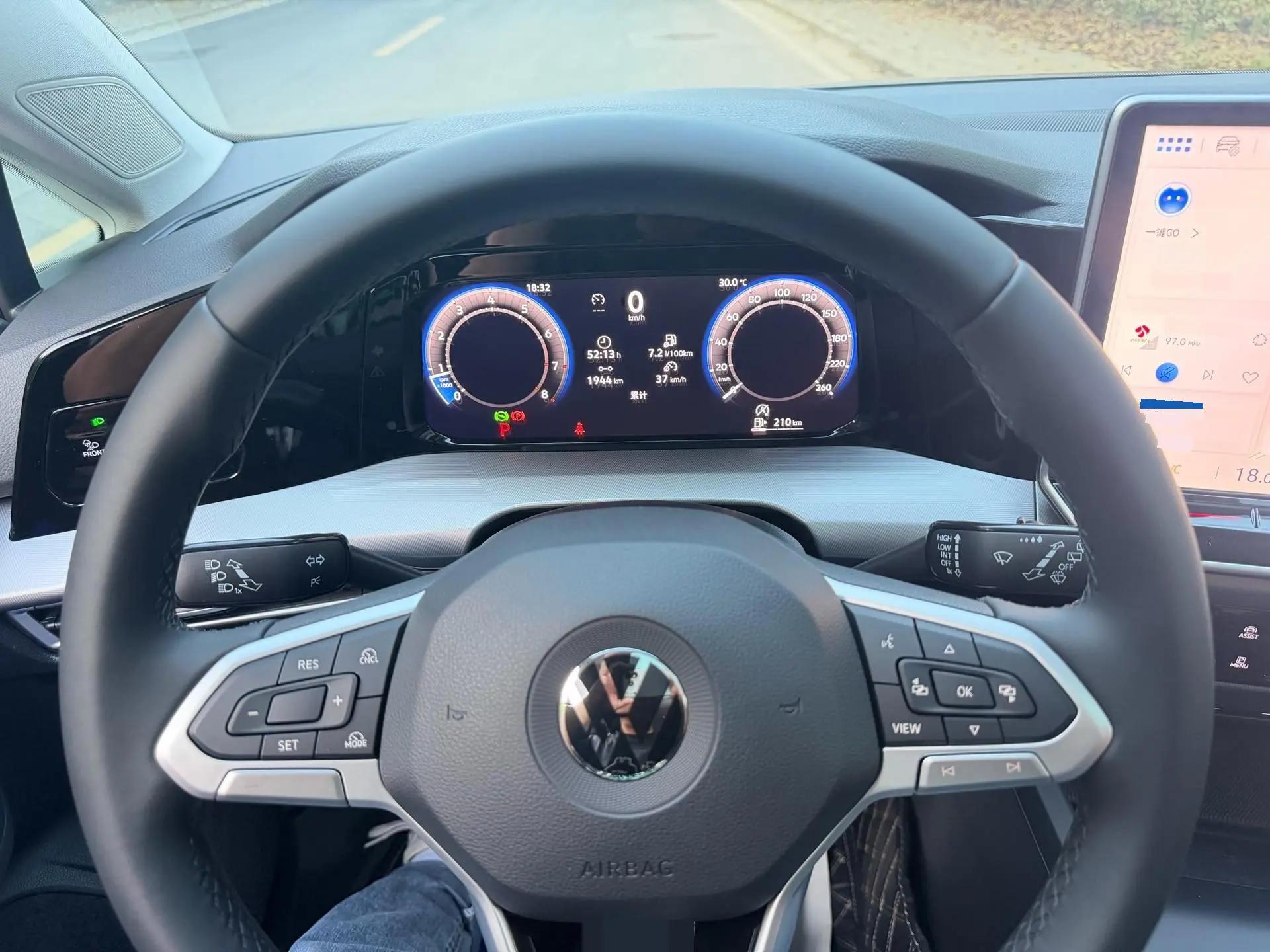 Volkswagen 2025 Golf 8 PRO 1.5TSI 300TSI Automatic 14