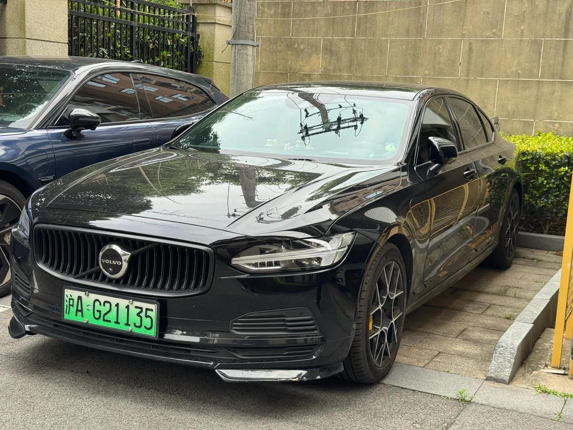 Открыть галерею: Volvo S90 New Energy 2021 T8 E Drive Hybrid Zhiyi Deluxe Edition