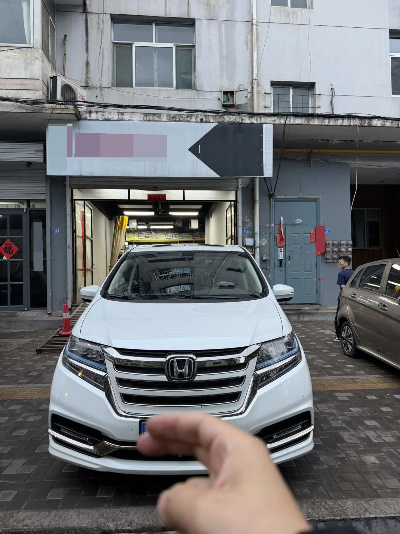 Elyson 2019 2.0L Hybrid Deluxe Edition 2