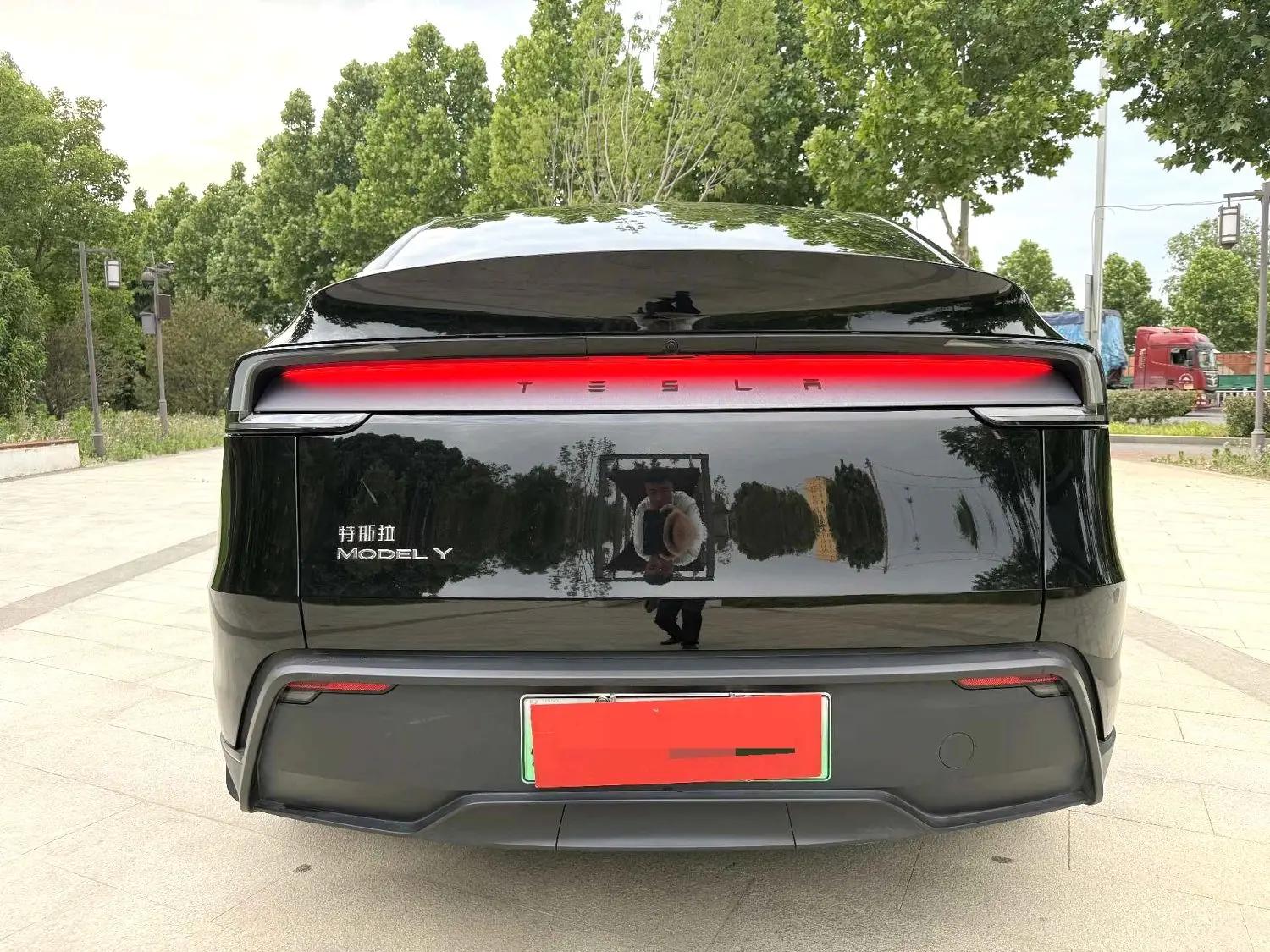 Tesla 2025 Model Y Rear-Wheel Drive Automatic 7