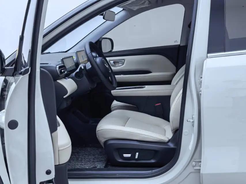 WuLing 2024 Plantronics PLUS 401km Five-seat Edition Automatic Gear 2