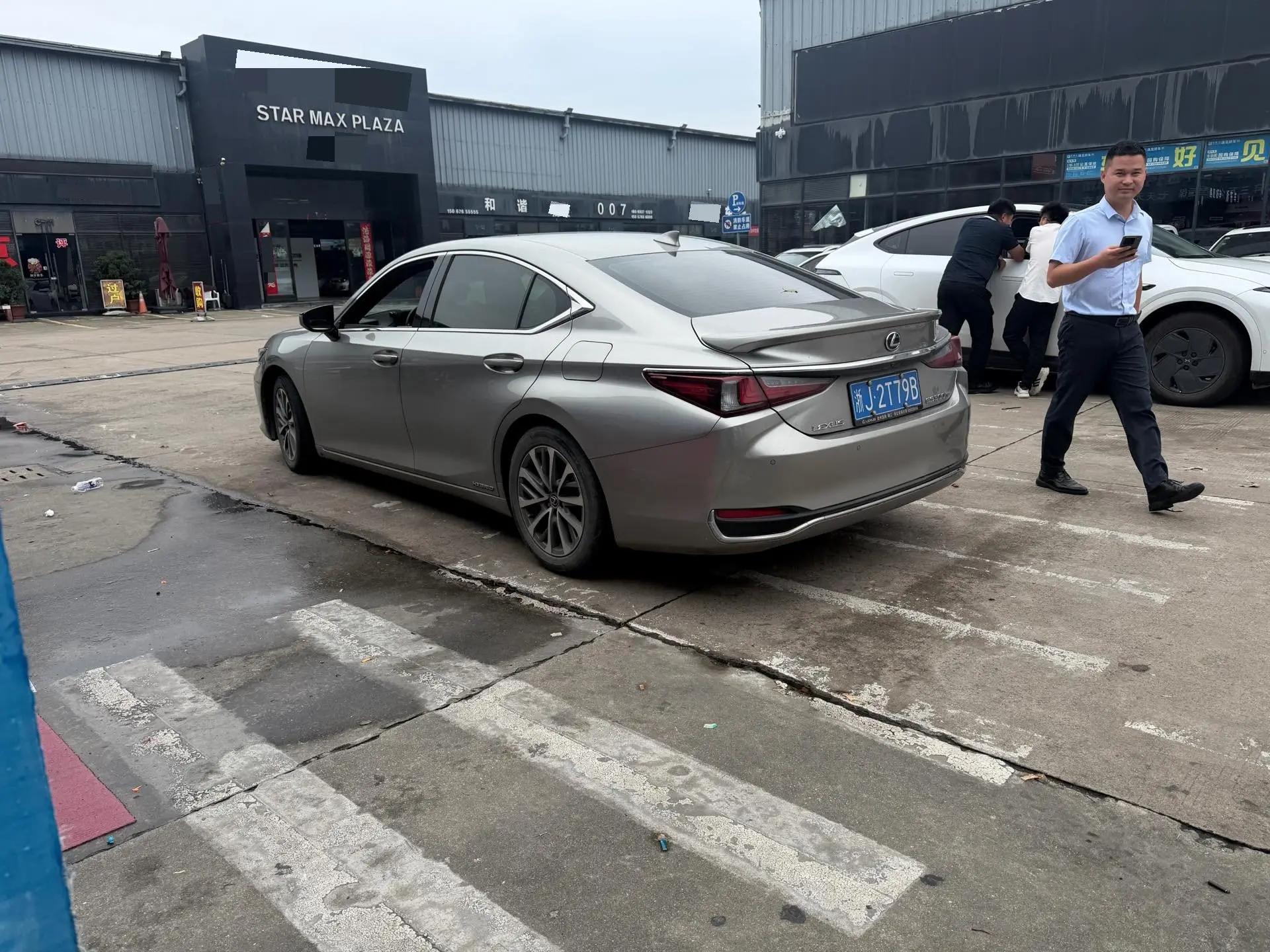 Lexus ES 2021 300h Premium Edition 4