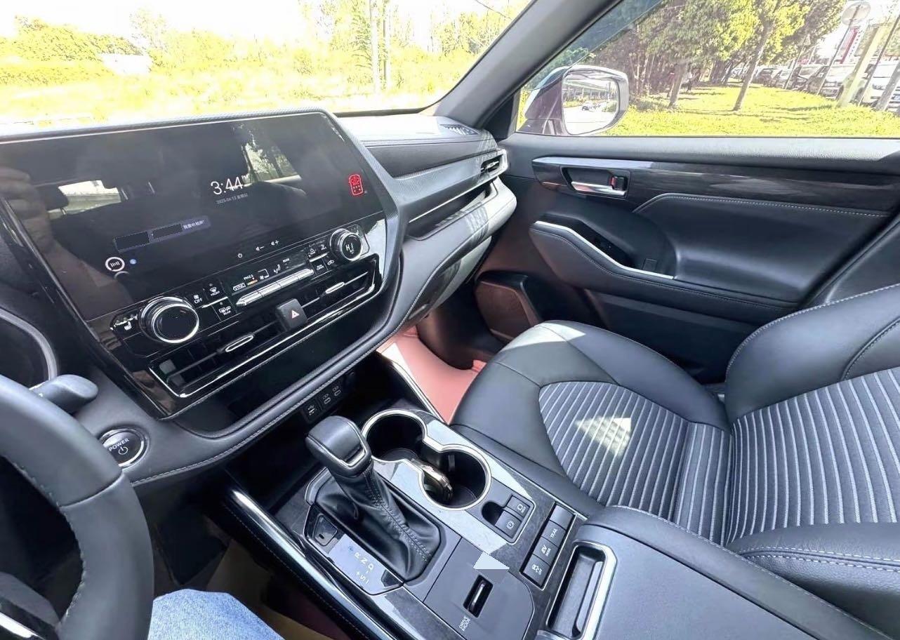 Crown Land Release 2022 2.5L HEV 4-wheel Drive Premium Edition 4