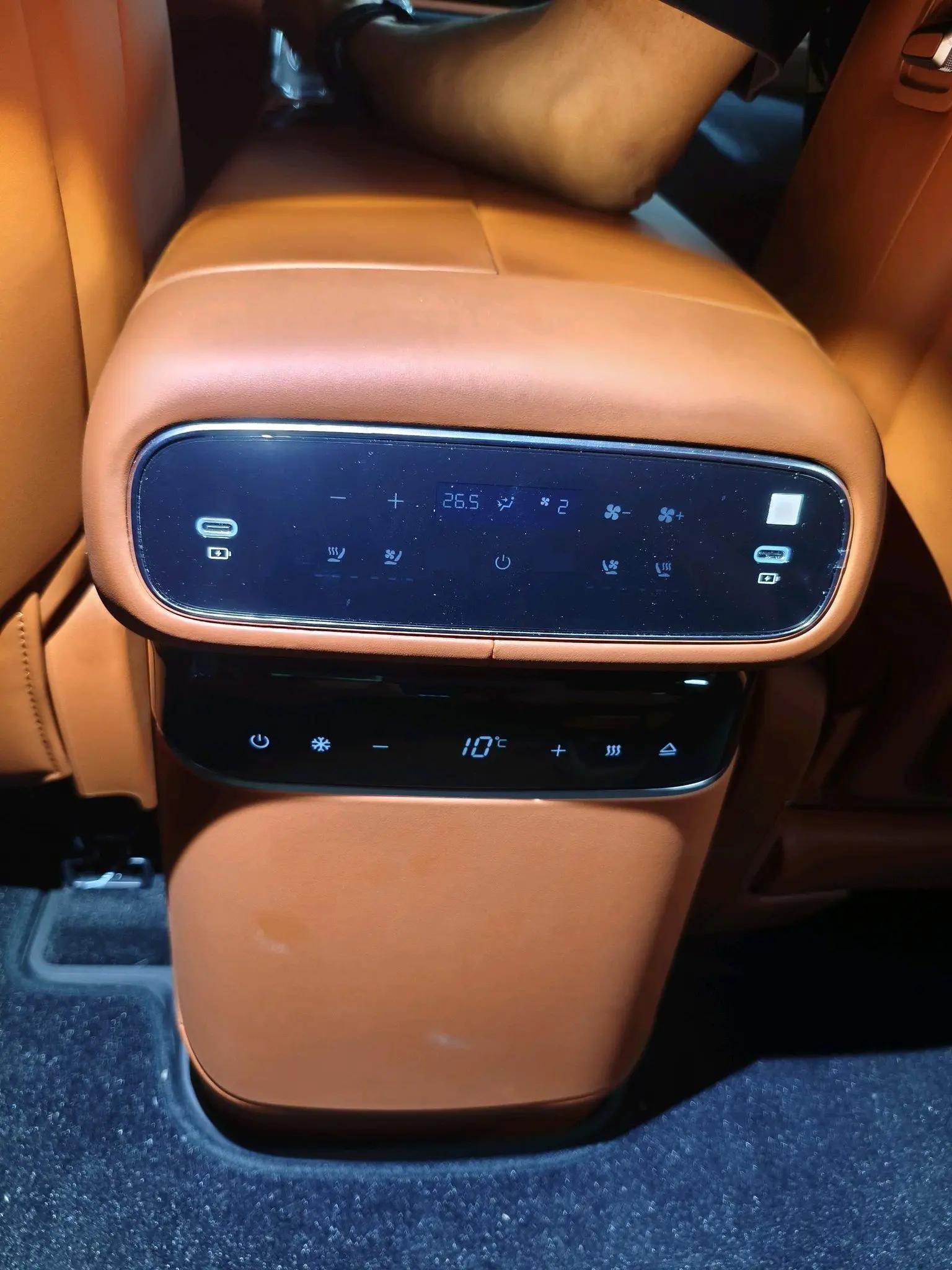 Geely Galaxy 2025 M9 1.5T 210km 4-wheel drive pilot version automatic gear 8