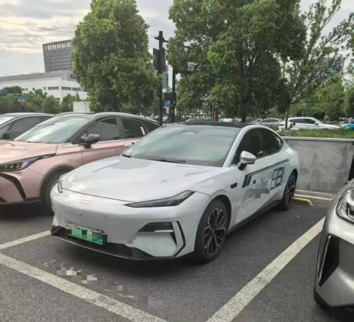 Geely Galaxy 2025 Model E8 700km Long-Range Intelligent Driving Version Automatic