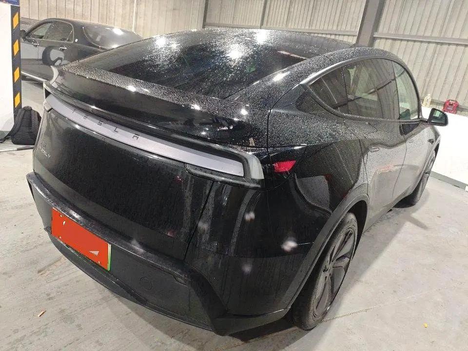 Tesla 2025 Model Y Rear-Wheel Drive Automatic 5