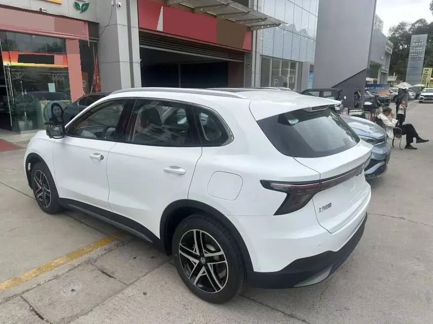 MG 2025款 MG ES5 515plus 后驱版 自动挡 4