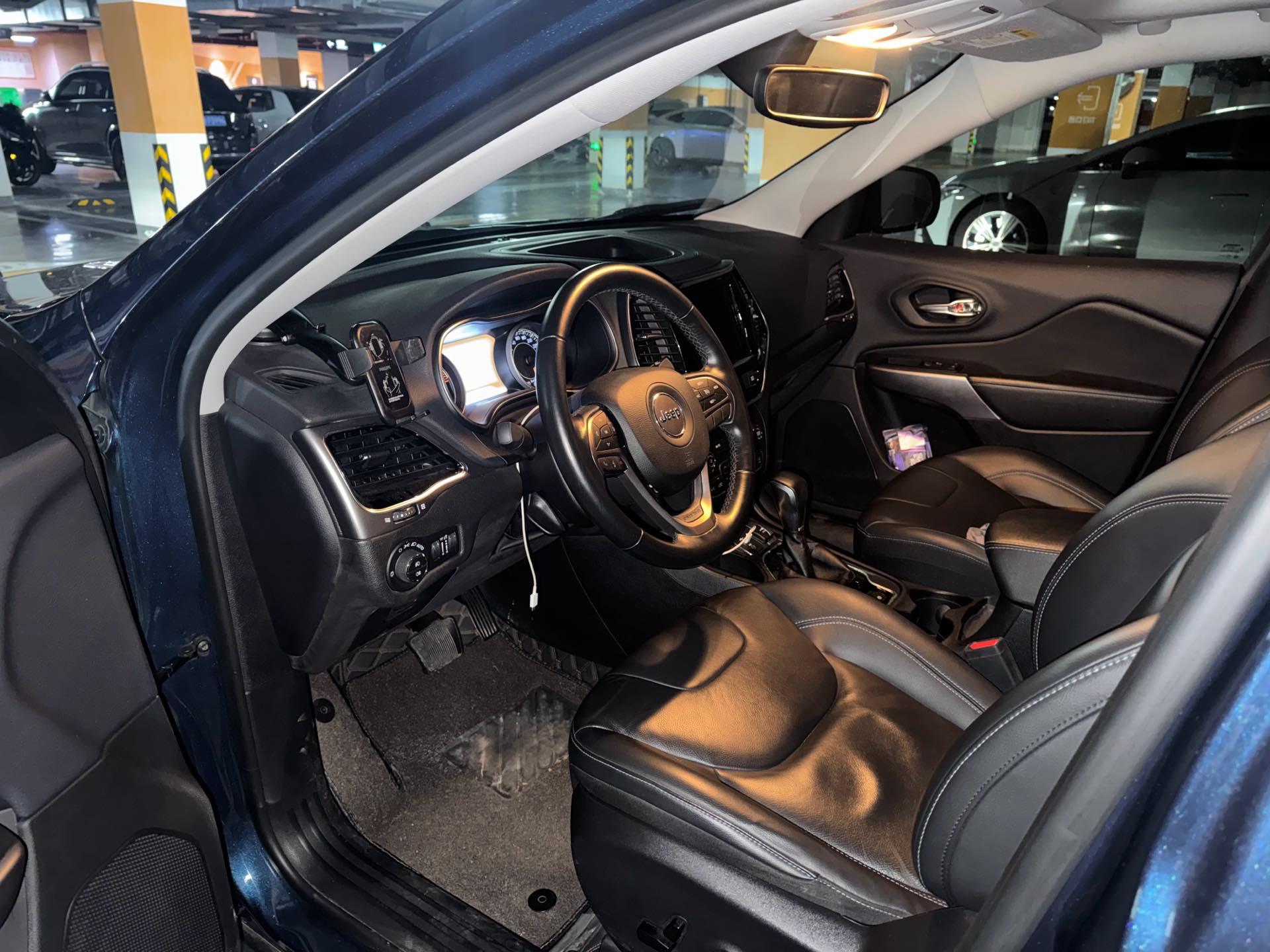 Free Light 2019 2.0L Two-Drive Premium Edition National V