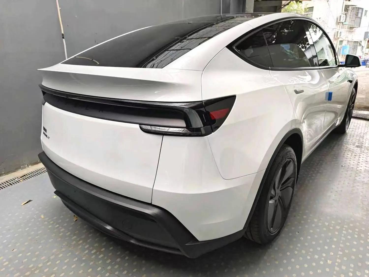 Tesla 2026 Model Y Rear-Wheel Drive Automatic 2