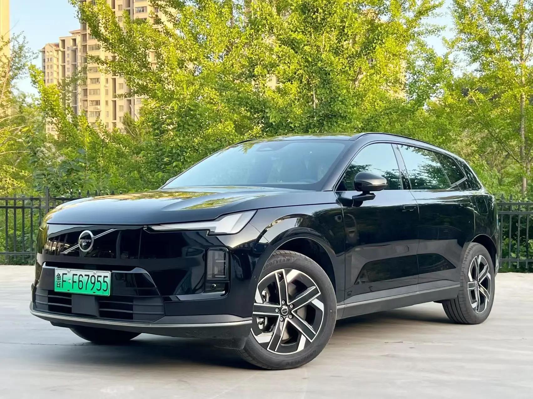 Volvo XC70 plug-in hybrid 2026 four-wheel drive long battery life Core