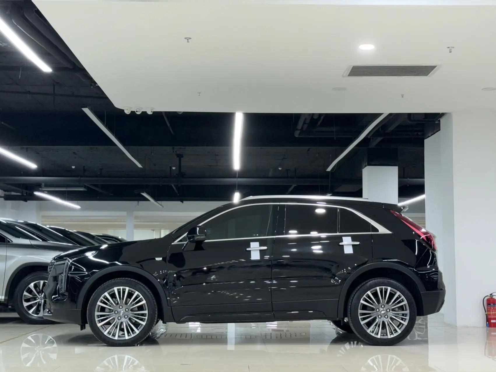 Cadillac XT4 2024 28T two-wheel drive distinguished model 3