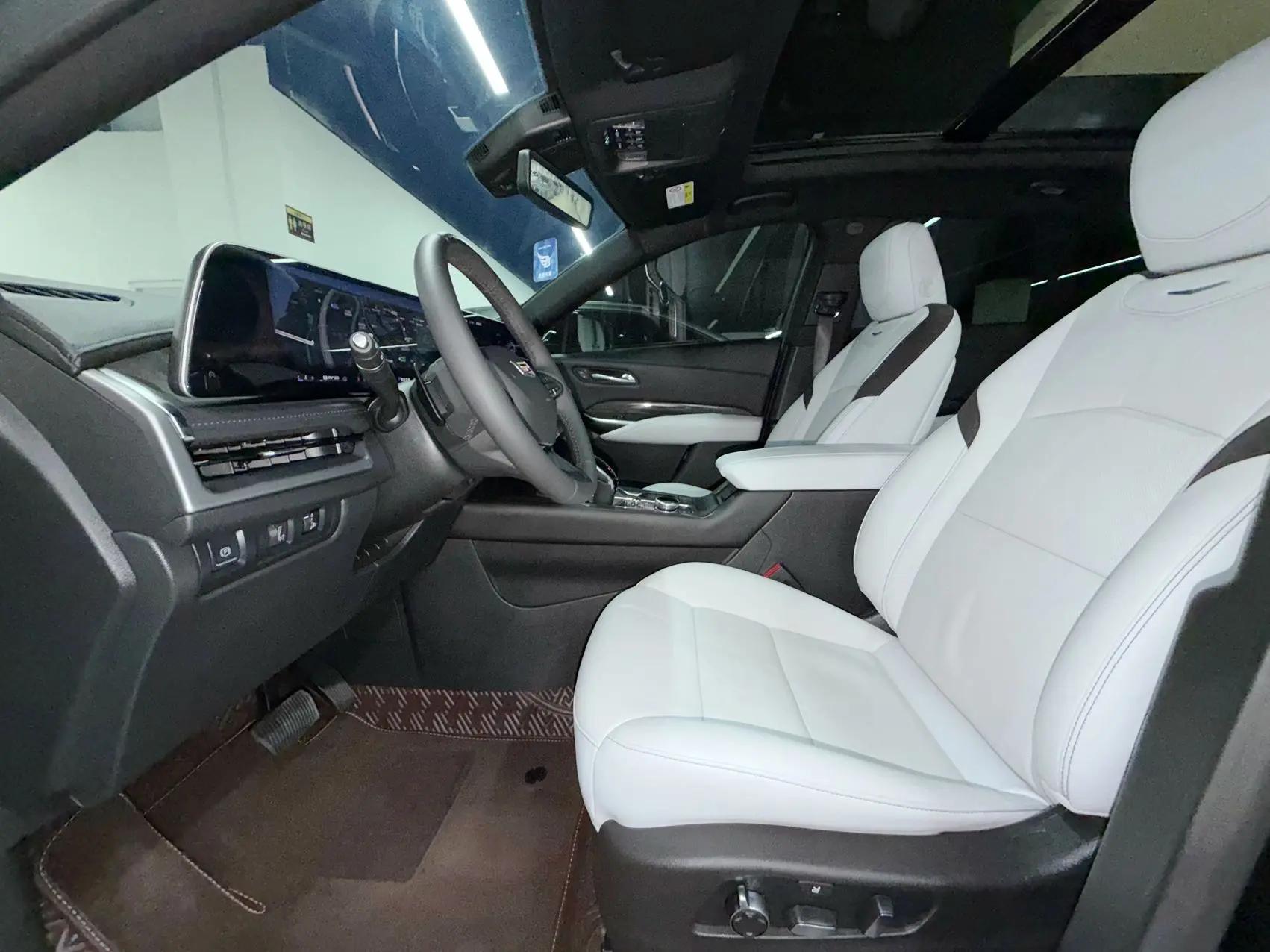 Cadillac XT4 2024 28T two-wheel drive distinguished model 4