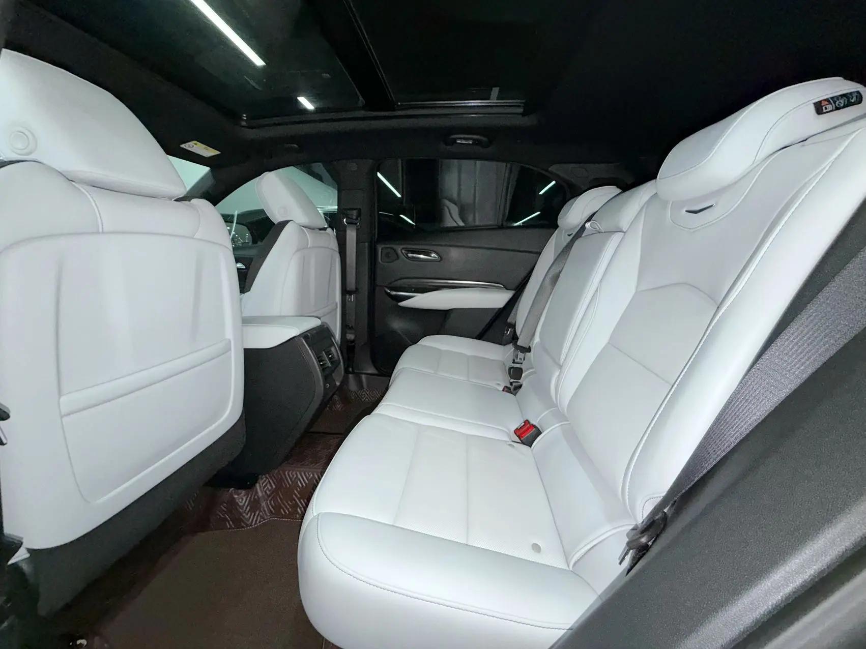 Cadillac XT4 2024 28T two-wheel drive distinguished model 5