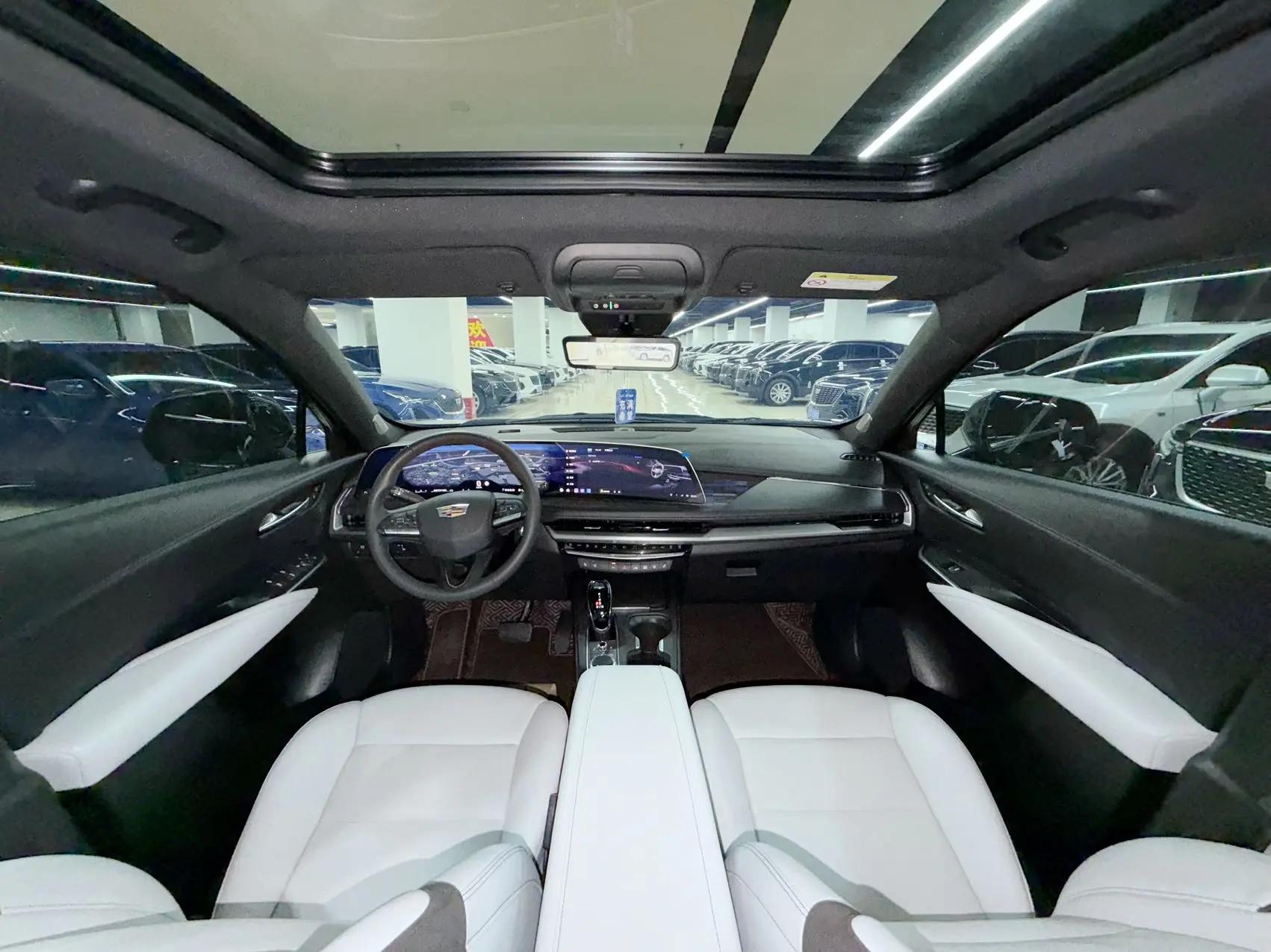 Cadillac XT4 2024 28T two-wheel drive distinguished model 6