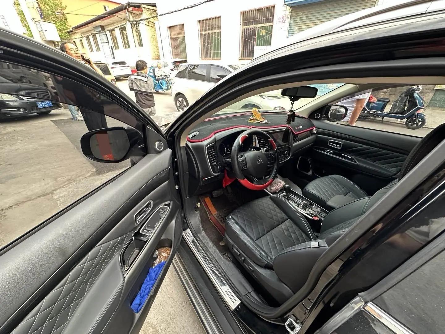 Outlander 2020 2.4L 4-wheel drive to enjoy the version of 7 seats 3