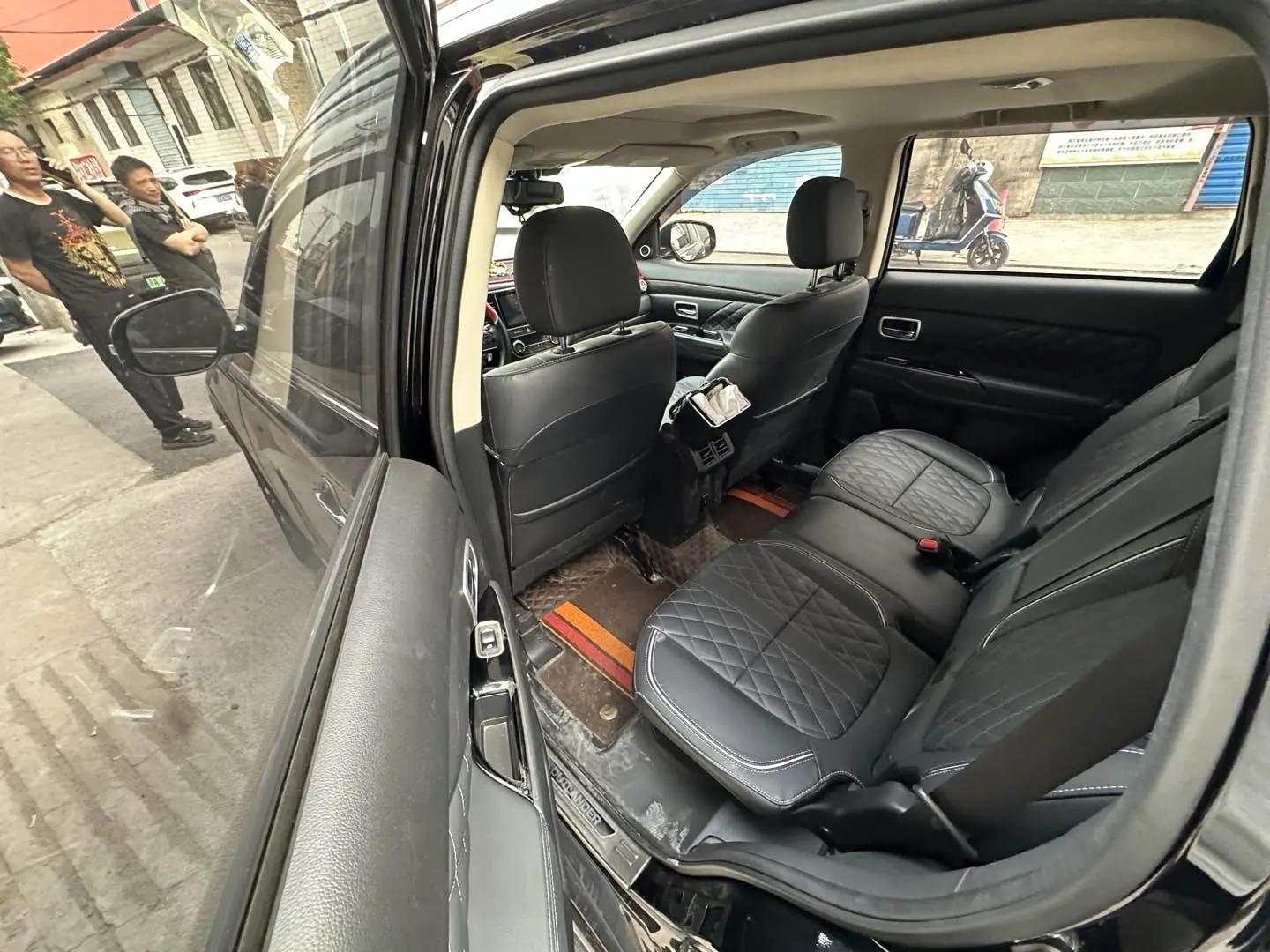 Outlander 2020 2.4L 4-wheel drive to enjoy the version of 7 seats 4