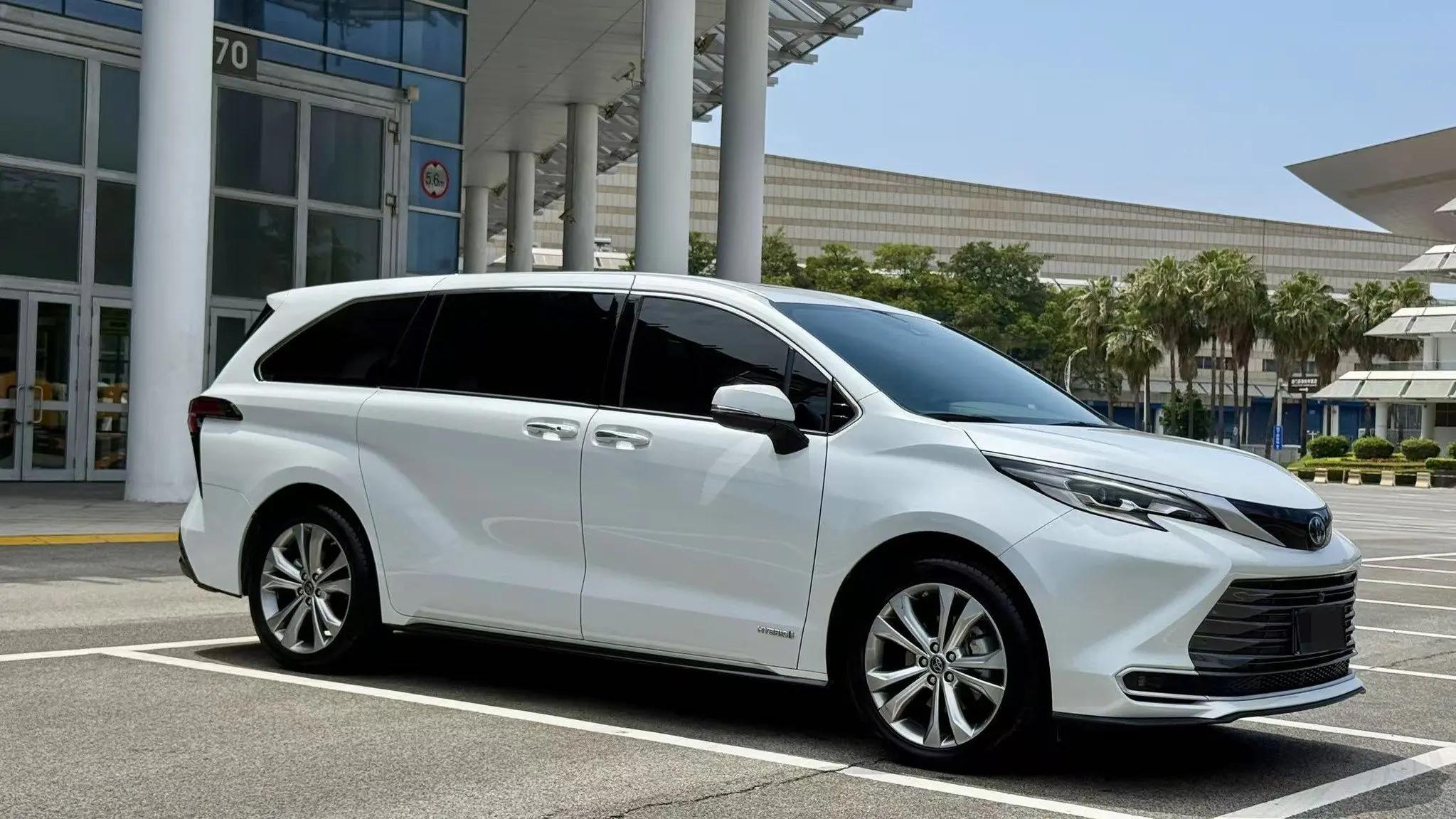 Toyota 2023 Sana 2.5 Stepless Deluxe Edition Automatic Gear 3