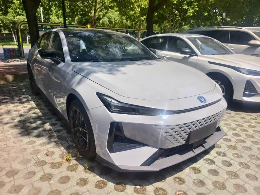 ChangAn 2024 UNI-V 1.5T Prestige Automatic 3