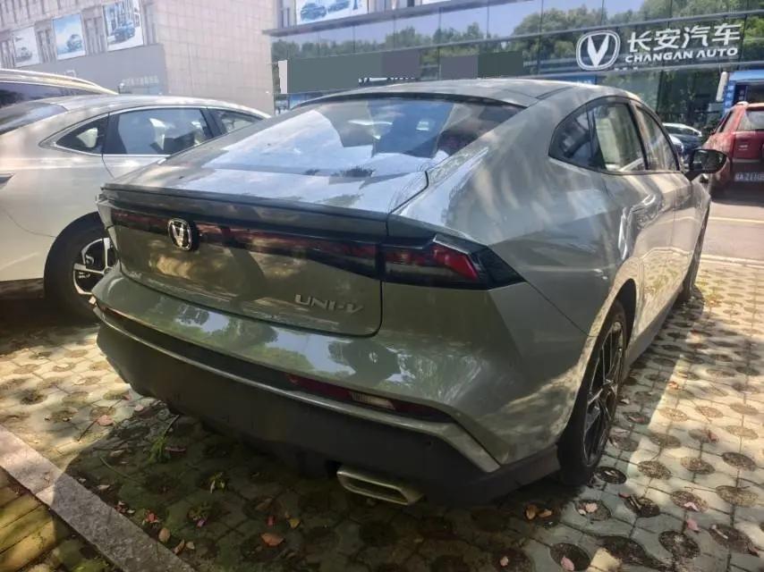ChangAn 2024 UNI-V 1.5T Prestige Automatic 4