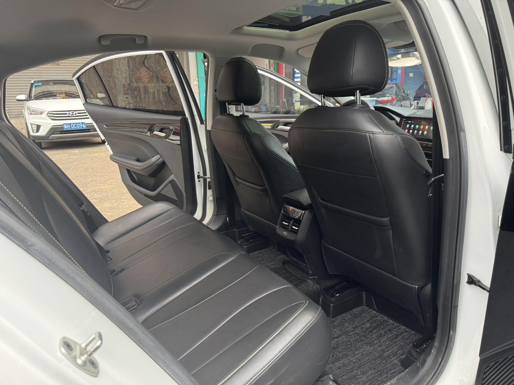 Roewe i5 2021 1.5L CVT Diamond Edition 3
