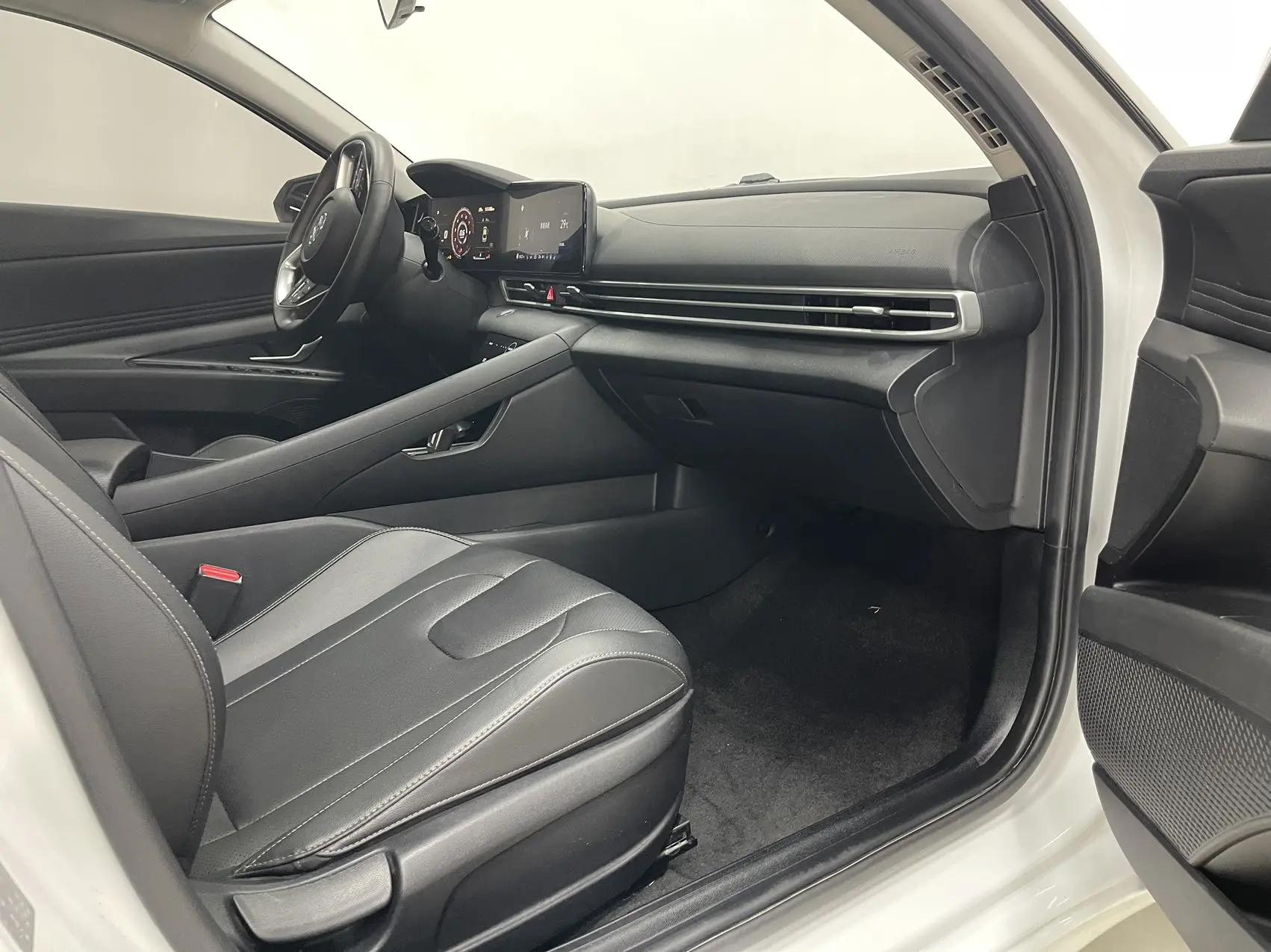Elantra 2021 1.5L CVT LUX Prestige Edition 10