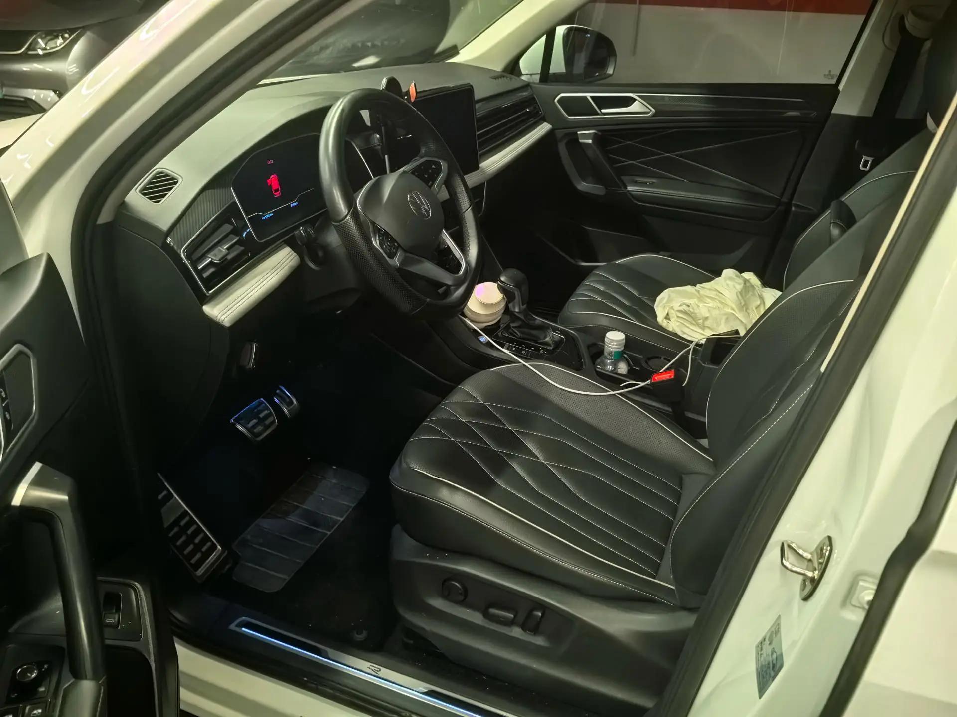 Volkswagen 2024 Tiguan L R-Line 2.0TSI 330TSI Two-Drive R-Line Overdrive Automatic Gear 4