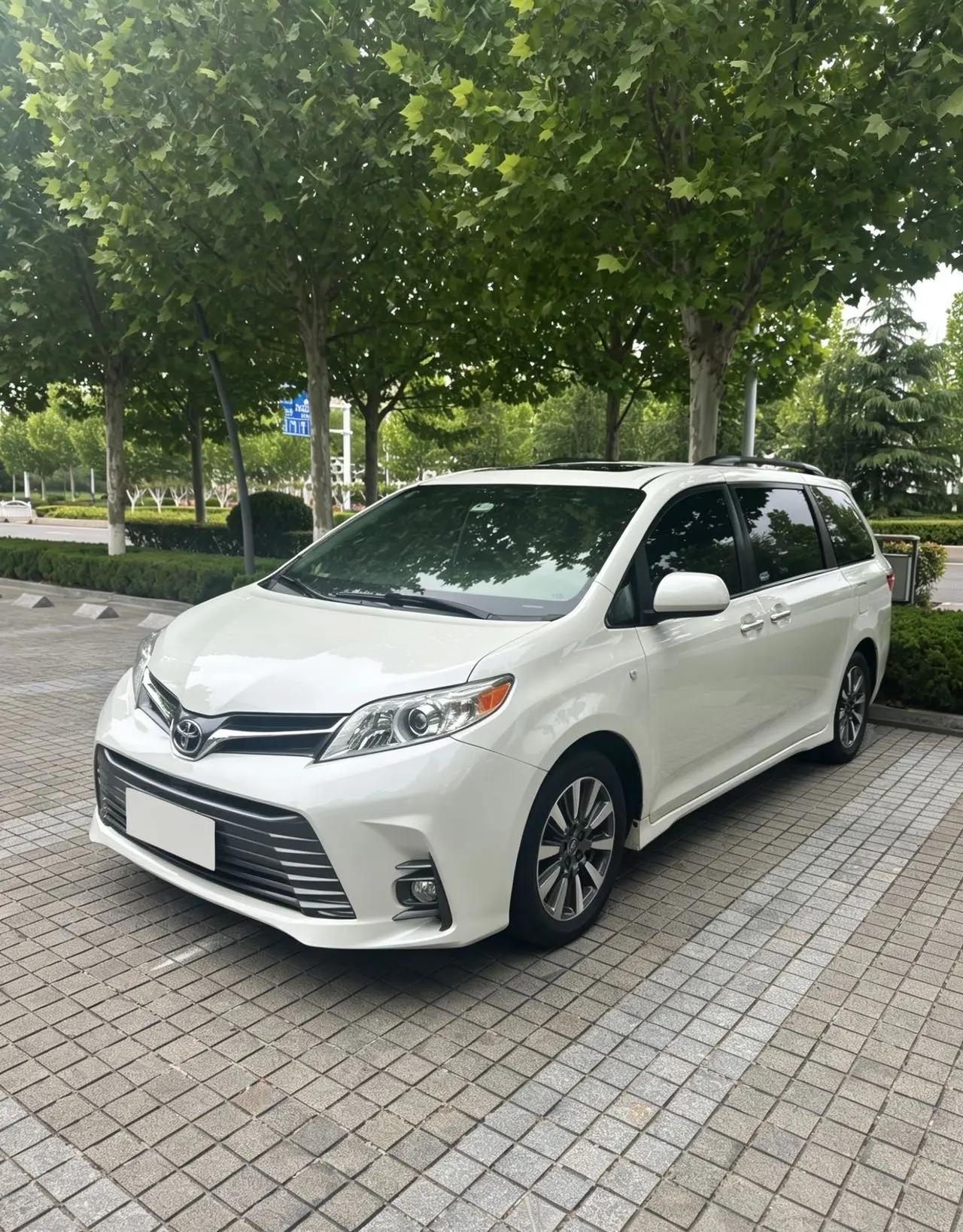 Open image lightbox: Toyota Sienna (Imported) 2019 Sienna 3.5 XLE Mobility Auto Access FWD 7-Seater US-spec Automatic