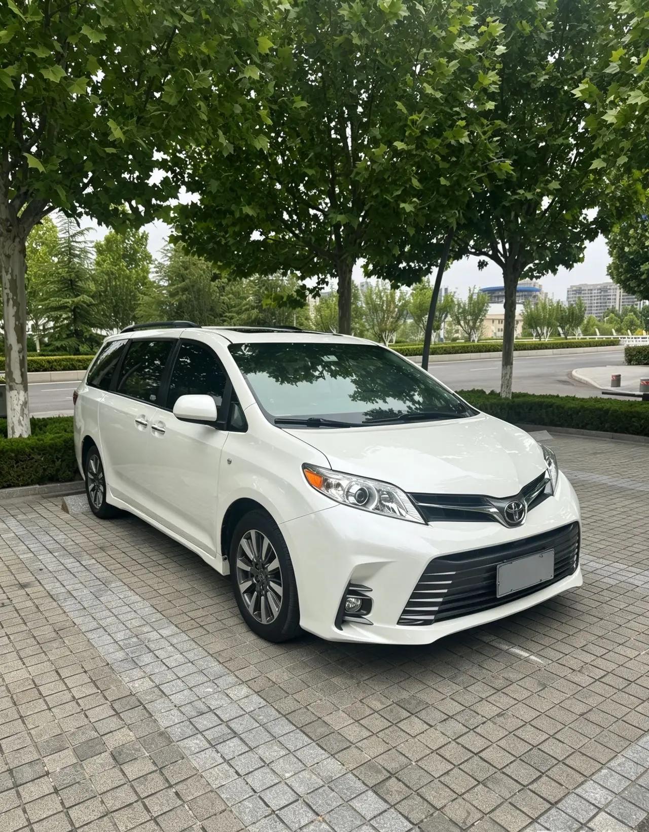 Toyota Sienna (Imported) 2019 Sienna 3.5 XLE Mobility Auto Access FWD 7-Seater US-spec Automatic 2