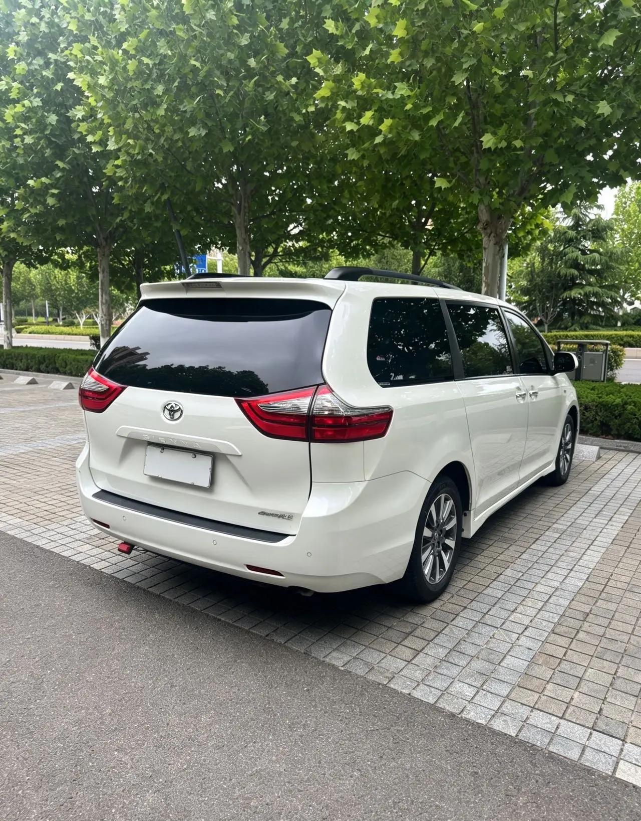 Toyota Sienna (Imported) 2019 Sienna 3.5 XLE Mobility Auto Access FWD 7-Seater US-spec Automatic 4